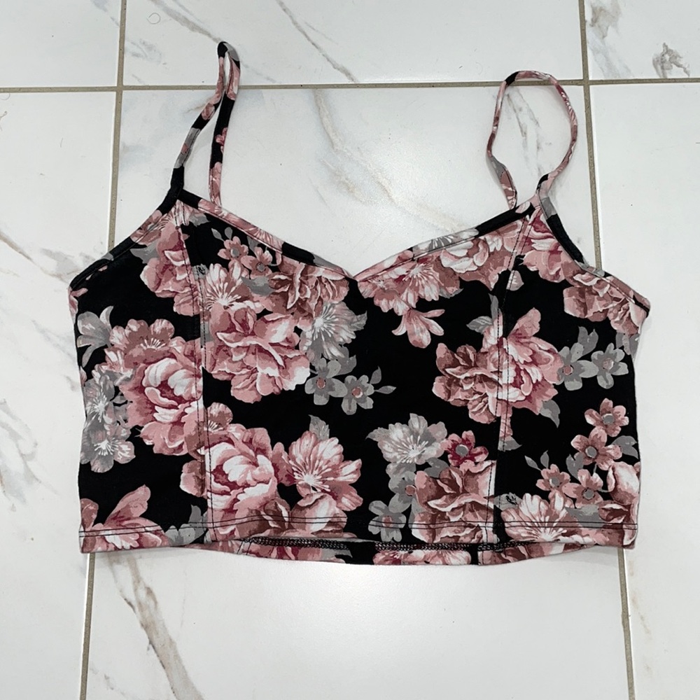 Cute little flower crop top perfect to go out in